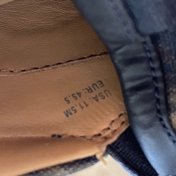 Men’s Vince loafers. Easy slip ons in black and tan neutral colors - Picture 5 of 9